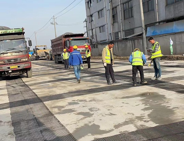 乃东老材料的新故事：玻璃纤维土工格栅如何在‘白改黑’浪潮中重获新生？